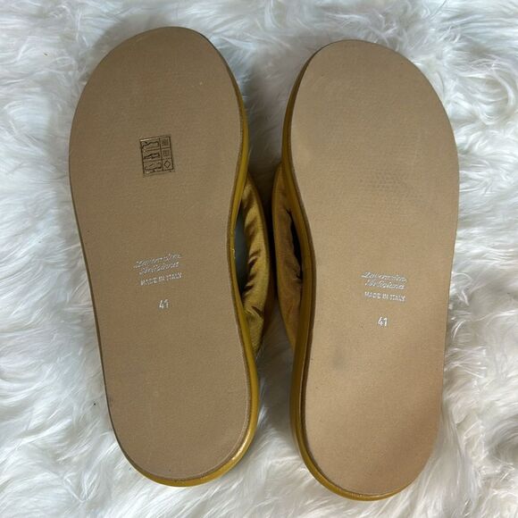 Mustard color flip flops. Unworn - Picture 4 of 5